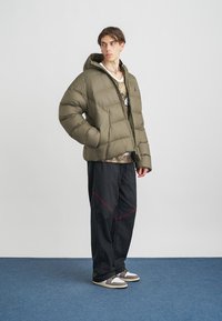 Jordan PUFFER - Ziemas jaka - medium olive/black
