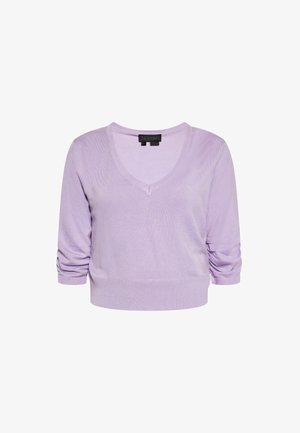 Liliowy sweter w serek z trzema ćwierć rękawami, wykonany z lekkiej dzianiny, w luźnym kroju, z subtelnymi prążkowanymi detalami na krawędzi i mankietach.