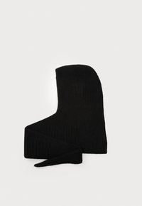 Bufanda negra de canales con forma larga y rectangular. Textura suave y patrón uniforme y consistente en toda la tela.