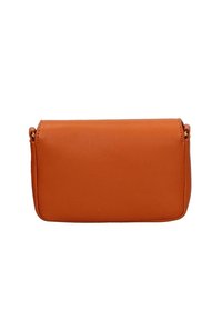 Borsa a pochette in pelle arancione con forma rettangolare, texture liscia e design minimalista. Presenta hardware in tonalità oro sui lati.