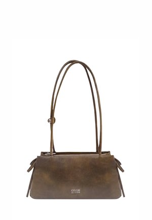 Borsa a tracolla rettangolare in pelle marrone con due lunghi sottili cinturini e chiusura con cerniera sulla parte superiore.