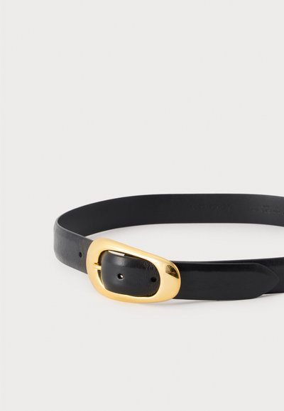 Ceinture en cuir noir avec une boucle rectangulaire arrondie dorée brillante, montrée attachée avec deux trous de réglage visibles sur fond blanc.