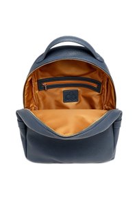 Leren rugzak, marineblauwe buitenkant, gladde textuur, gouden rits, tan interieur met een ritsvak en een logo van een patch.