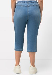 Ulla Popken SIENNA STRETCH CAPRIS - Farkkushortsit - light blue
