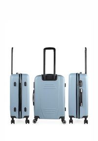 Conjunto de tres maletas rígidas azules con asas y ruedas negras, vistas desde el frente y el lateral sobre un fondo blanco.