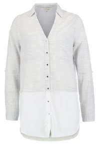 Camicia button-up grigia chiara con maniche lunghe, due tasche al petto, orlo bianco a strati, tessuto testurizzato e bottoni neri.