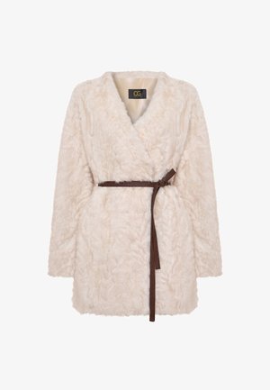 Faux fur robe i cremede beige med sjalkrave. Har et brunt bælte med knude i taljen og lange, brede ærmer. Blød tekstur hele vejen igennem.