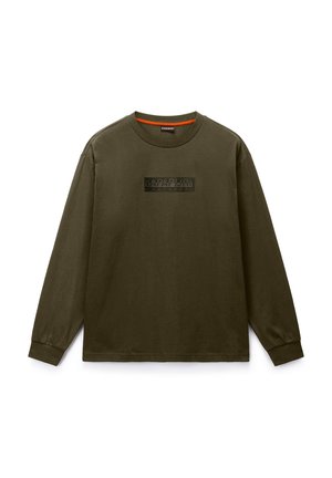 Camiseta de manga larga verde oscuro con cuello redondo, puños elásticos y un parche rectangular con logo centrado en el pecho.