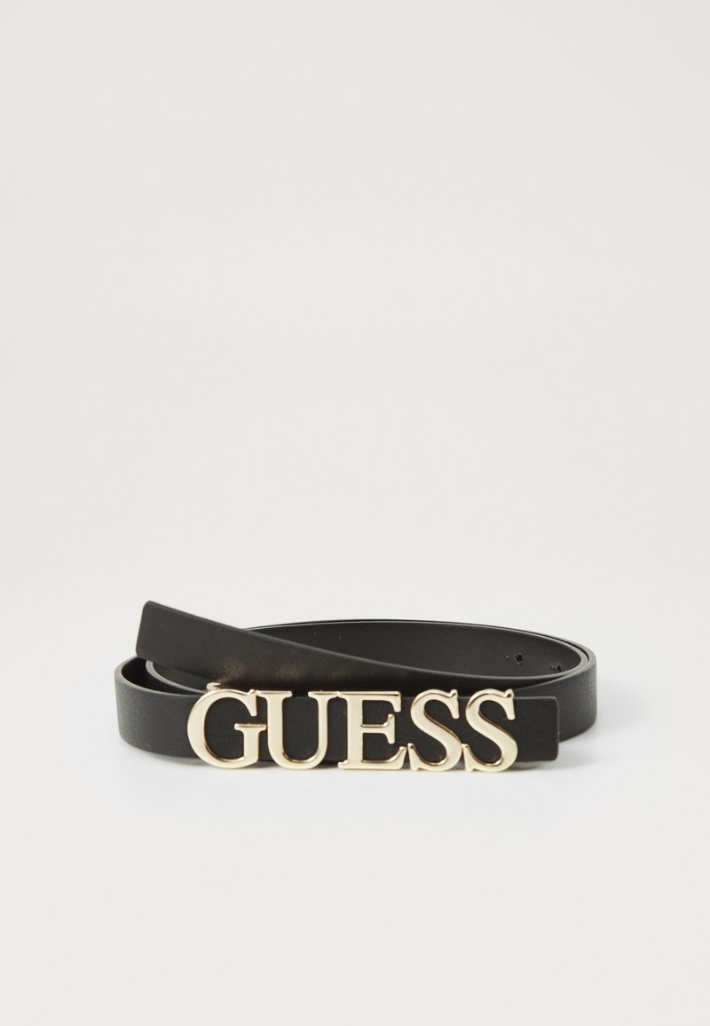 Čierny kožený opasok s prackou v zlatej farbe s logom "GUESS". Dizajn je elegantný s hladkou textúrou a minimálnymi kovovými detailmi.