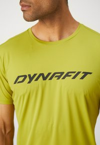 Dynafit TRAVERSE TEE - Sport T-Shirt - golden lime
