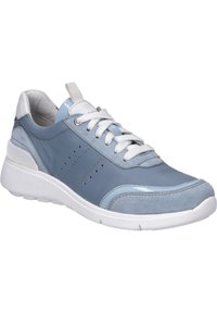 Sneaker azzurro chiaro con tomaia in pelle e suede, lacci bianchi, dettagli perforati e suola imbottita per il massimo comfort.