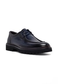 Marineblauwe leren veterschoenen met een ronde neus, een gestructureerd oppervlak en een dikke zwarte rubberen zool met diepe profielbanden voor grip.