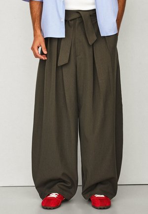 Bershka, BELT BARREL-LEG - TROUSERS - Broek - khaki
