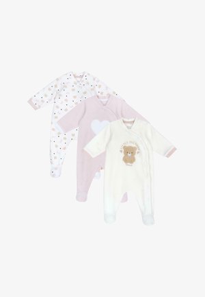 Juego de tres pijamas para bebés: uno con estampado de ositos en suaves colores pastel, uno liso rosa con un corazón, y uno blanco con el texto "Pequeño Soñador".