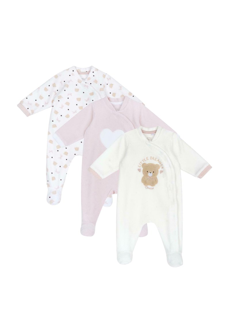 Set med tre babypyjamasar: en med nallebjörnstryck i mjuka pastellfärger, en enfärgad i rosa med hjärta och en vit med texten "Little Dreamer".