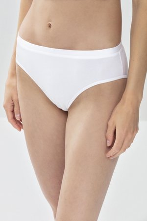 Weiße Baumwoll-Hipster-Unterhosen mit glatter Textur, kontrastierenden Abschlüssen und einem tiefen Taillenbund, teilweise auf dem Körper einer Person gezeigt.