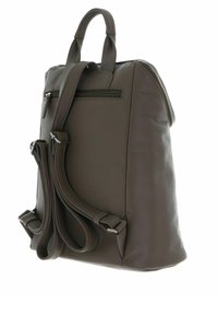 Sac à dos en cuir marron avec deux poignées supérieures, des bretelles ajustables, une poche zippée et une surface texturée. Présente des accents en matériel argenté.