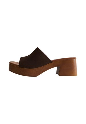 Mule marrón de punta abierta con un tacón medio grueso de madera y una amplia tira superior de ante marrón oscuro.