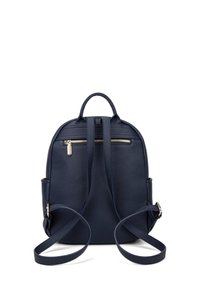 Zaino in pelle blu con spallacci regolabili, superficie testurizzata, tasca frontale con zip di piccole dimensioni e manico superiore per il trasporto.