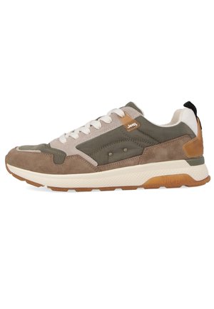 Sneaker Jeep caratterizzate da una combinazione di suede marrone e tela verde oliva, con una suola intermedia bianca e suola marrone chiaro, e lacci.