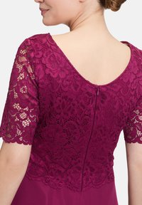 Vera Mont - Sukienka koktajlowa