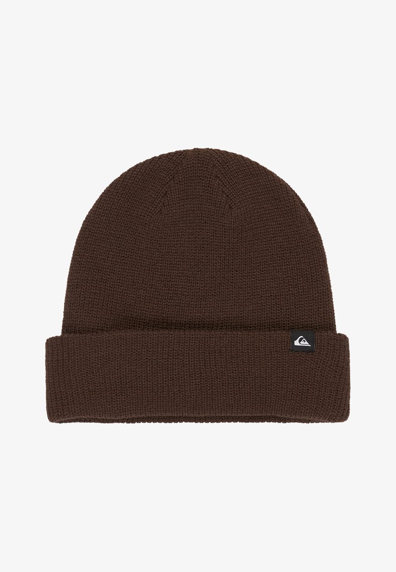 Brun stickad mössa med en vikning, prydd med en liten svart och vit logotyp på sidan. Texturerad tyg med ett tätstickat mönster.