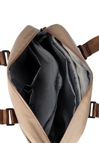 Braune Canvas-Tasche mit geräumigem Innenraum, der graue Netzfächer, eine glatte Innenausstattung und einen Reißverschlussverschluss bietet. Verstellbarer brauner Riemen enthalten.