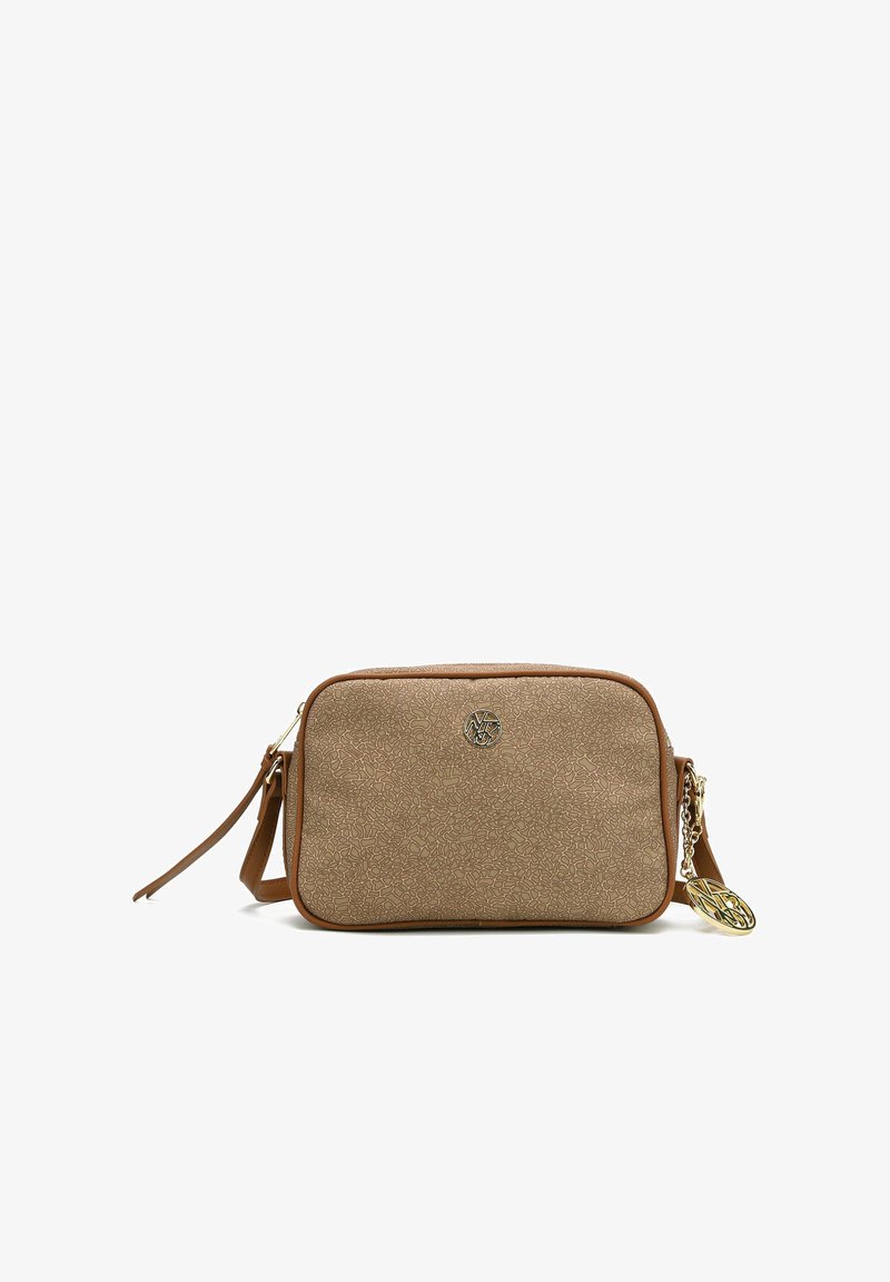 Borsa a tracolla sintetica marrone con superficie testurizzata, forma rettangolare, dettaglio del logo in oro e catena staccabile.