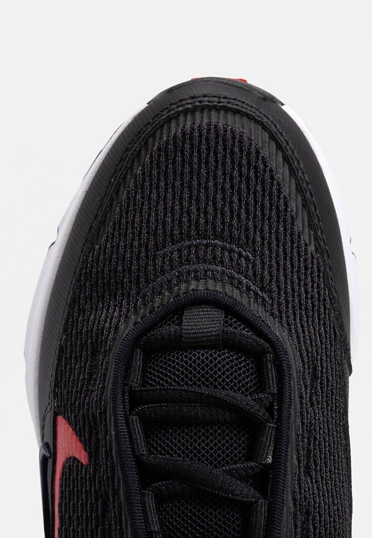 Sneaker nera con tomaia in rete testurizzata e lacci neri; presenta un accento del logo rosso, un colletto imbottito e una suola intermedia bianca.