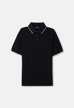 Svart polo-skjorte med korte ermer, teksturert krage med hvit kant, og tre-knapps plissé. Merkenavn på kragen.