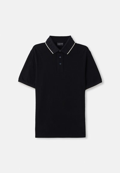 Polo negru cu mâneci scurte, guler texturat cu bordură albă și placket cu trei butoane. Numele brandului pe guler.