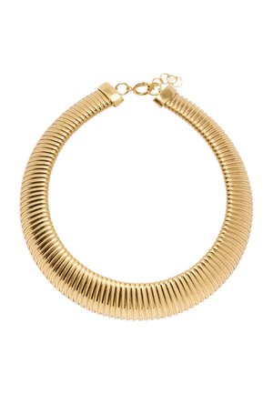 Złocony choker z rowkowaną fakturą, z zapięciem na karabińczyk i regulowanym łańcuszkiem na tle białego tła.