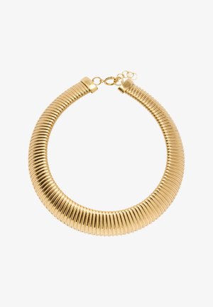 Złocony choker z rowkowaną fakturą, z zapięciem na karabińczyk i regulowanym łańcuszkiem na tle białego tła.
