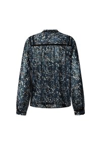 Blusa nera a fantasia con maniche lunghe, caratterizzata da un retro plissettato, tessuto traslucido e un colletto classico. Motivo floreale in tonalità di blu e bianco.