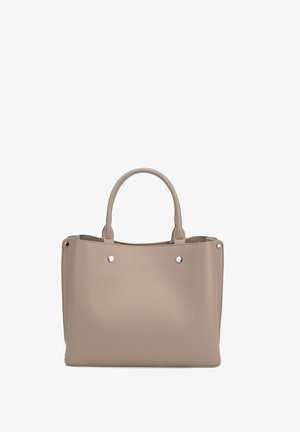 Borsa tote in pelle beige strutturata con doppi manici arrotondati e dettagli con rivetti argentati sul davanti, su sfondo bianco.