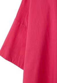 Un indumento rosa a maniche corte con una consistenza morbida e un tessuto leggero. Presenta un design semplice e una silhouette svasata.