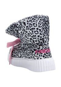 Botte à imprimé léopard noir et blanc avec un lacet rose et un logo. Présente un dessus en tissu doux et une semelle en caoutchouc blanche, de forme arrondie.