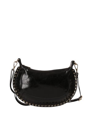 Zwarte glanzende halvemaanvormige schoudertas met goudkleurige studs langs de randen en een verstelbare band met gouden gespen.