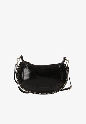 Schwarze glänzende Schultertasche in Halbmondform mit goldfarbenen Nieten entlang der Kanten und einem verstellbaren Riemen mit goldfarbenen Verschlüssen.