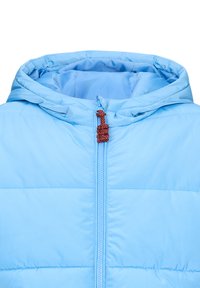 Giubbotto imbottito azzurro chiaro con cappuccio, dotato di una cerniera frontale e un tirante arancione testurizzato. Superficie liscia e design con pannelli cuciti.