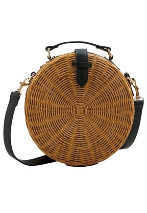 Rund vævet ratan crossbody taske med sort læderhåndtag, rem og lukning, med guldfarvede metal hardware accenter.