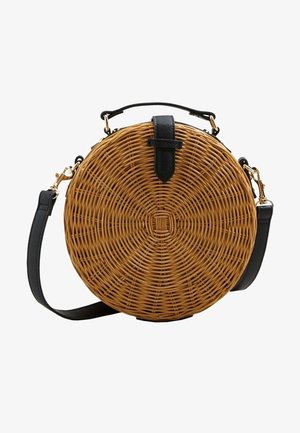 Rund vævet ratan crossbody taske med sort læderhåndtag, rem og lukning, med guldfarvede metal hardware accenter.