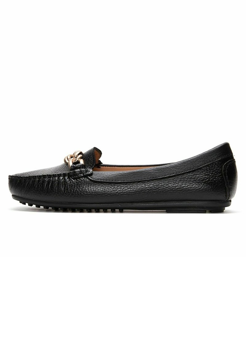 Chaussure plate en cuir noir avec une finition texturée, un bout arrondi et une décoration en chaîne dorée sur le devant. Doublure douce, semelle flexible.