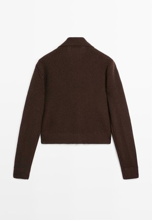 Cardigan a coste marrone con maniche lunghe, colletto piatto e lunghezza cropped. Tessuto morbido e leggermente elasticizzato.