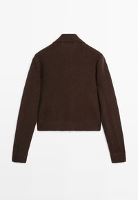 Brun ribbet strikket cardigan med lange ærmer, flad krave og kort længde. Glat tekstur og subtil stræk i stoffet.