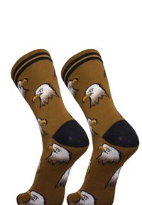Braune Socken mit einem wiederholten Adlerdesign, schwarzem Zeh und Knöchelstreifen. Hergestellt aus einem weichen, dehnbaren Stoff.