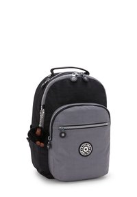 Schwarzer und grauer Nylonrucksack mit runder Form, zwei Reißverschlüssen, einer Vordertasche und einem abnehmbaren Schlüsselanhänger in Form eines Affen.