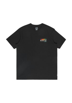 T-shirt in cotone nero, con collo a giro e maniche corte. Presenta un logo rettangolare e colorato di Billabong sul lato sinistro del petto. Texture morbida.