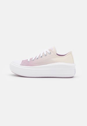 Niski sneaker z grubą białą podeszwą platformową i gradientową cholewką z płótna w kolorze jasnoróżowym do beżowego, białe sznurowadła i gumowy nosek, widok z boku.