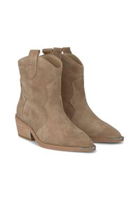 Botines de ante de color beige con punta puntiaguda, costuras decorativas y pequeñas lengüetas. Presentan un tacón apilado y detalles metálicos en la punta.